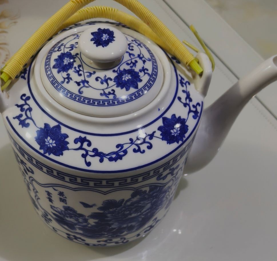 青花瓷茶壶