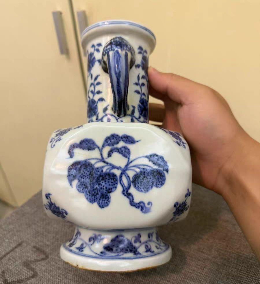 青花象耳折方瓶