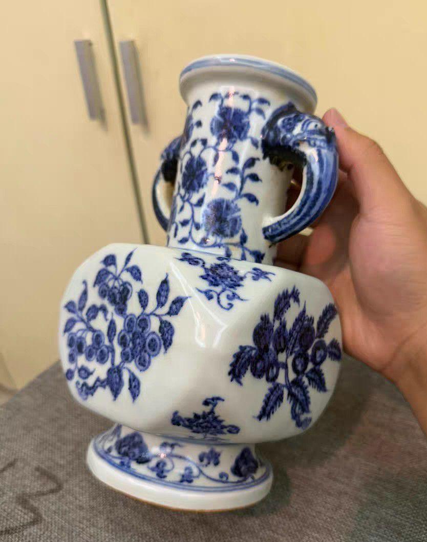 青花象耳折方瓶