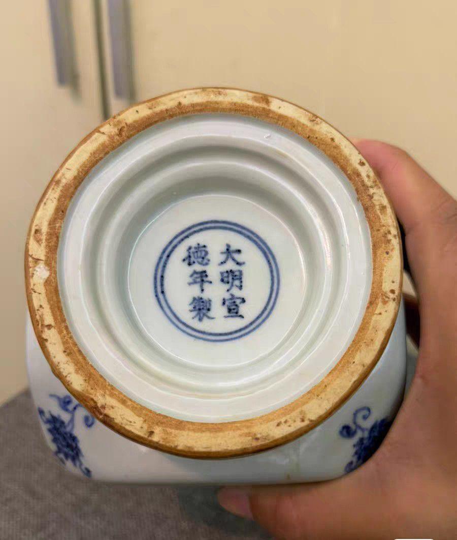 青花象耳折方瓶