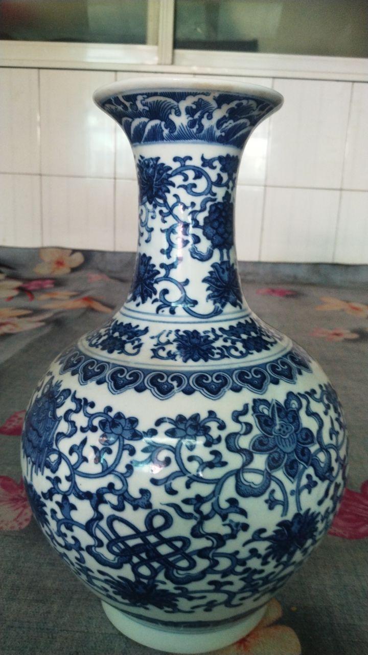《大清乾隆年制青花缠枝莲纹如意盘长八宝赏瓶》