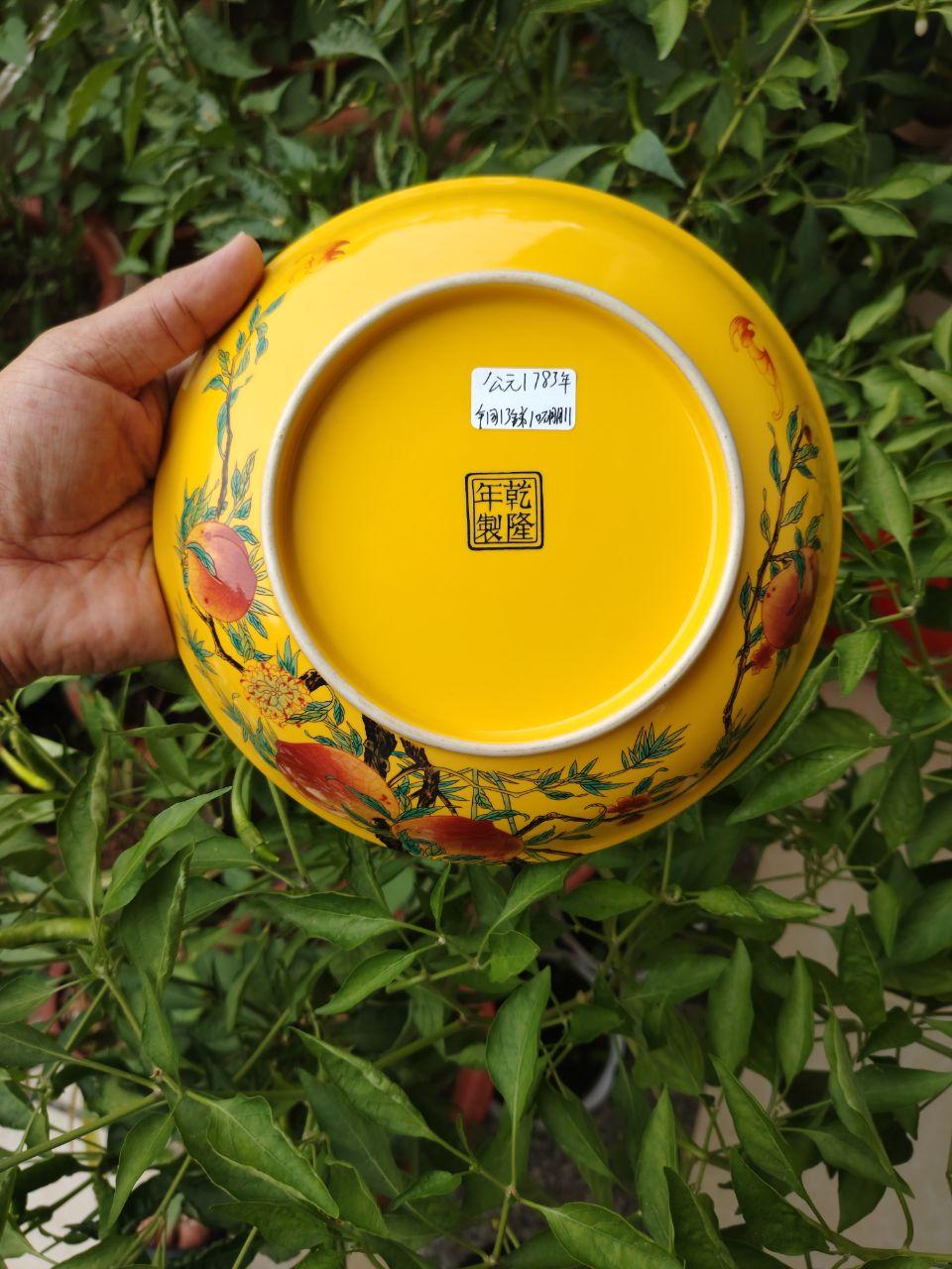 黄地粉彩花鸟寿桃纹圆盘