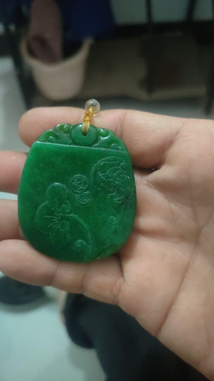 俏色雕龙纹玉牌吊坠