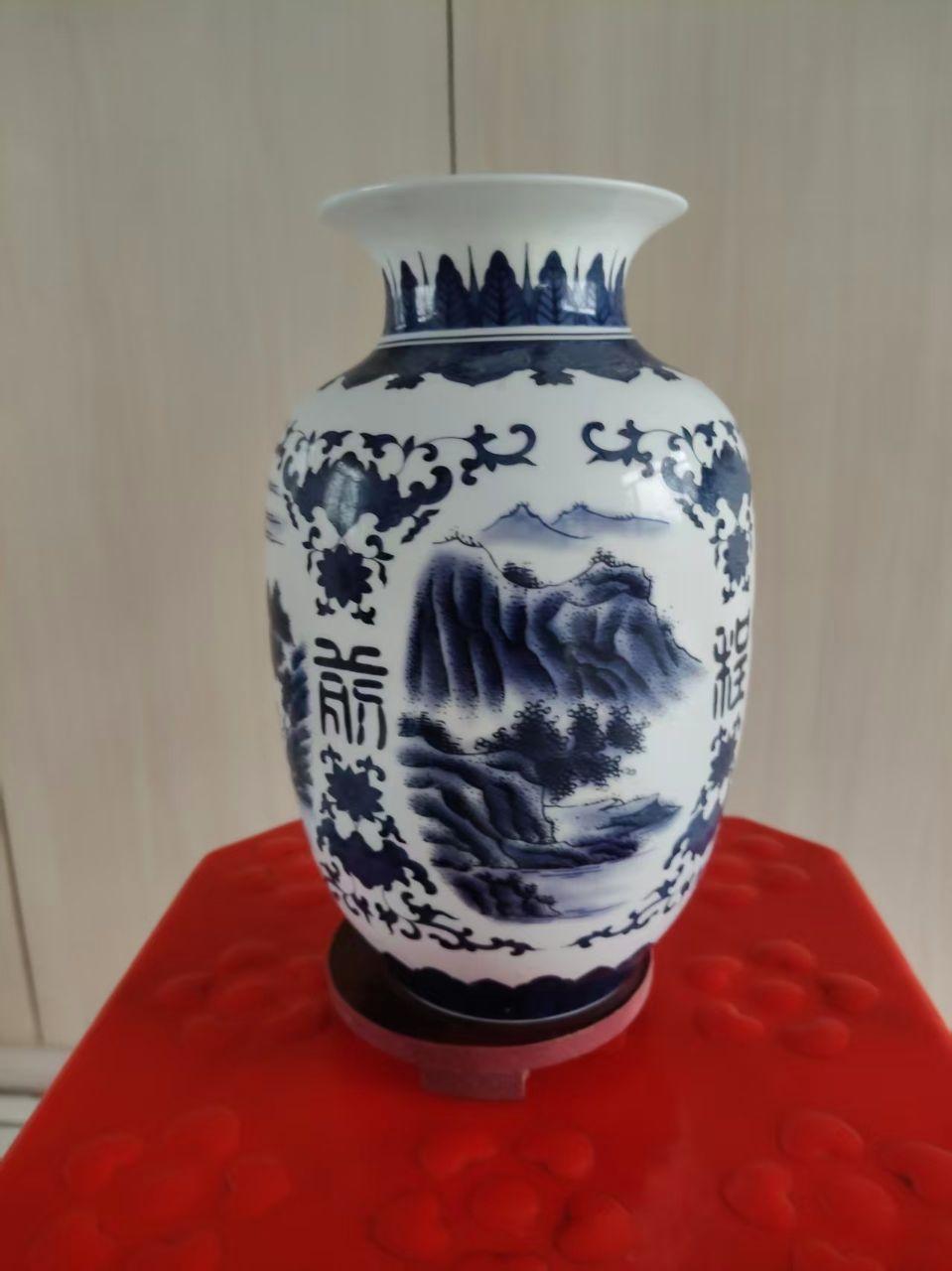 青花山水纹吉祥瓷瓶
