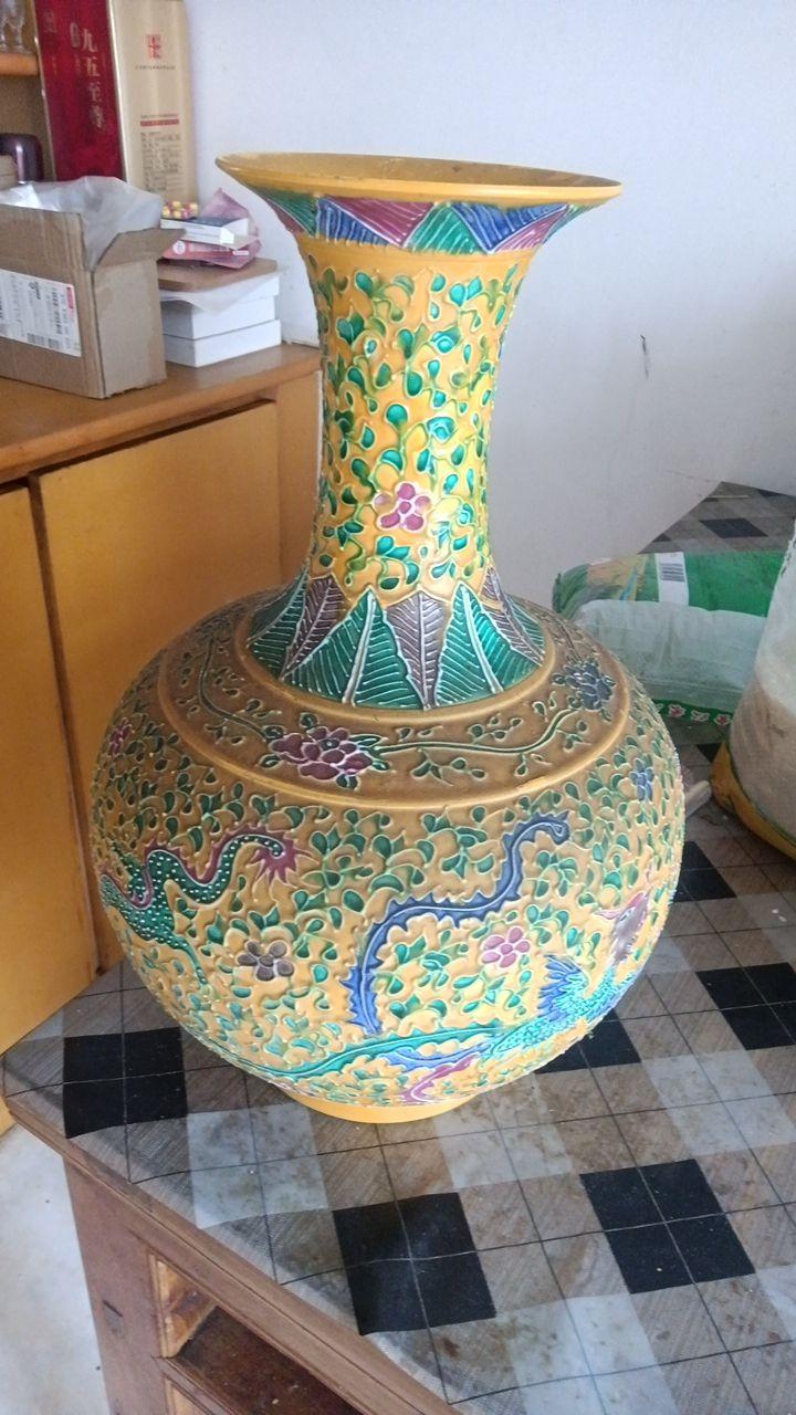 《宫廷风明清风格黄地粉彩（或珐琅彩）龙凤呈祥长颈赏瓶》