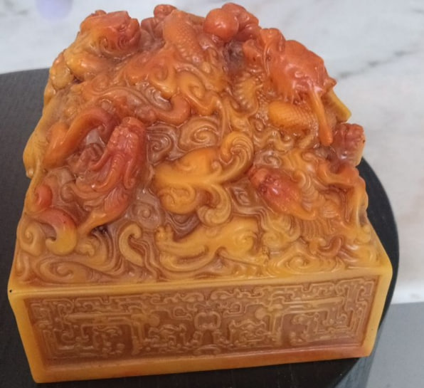 清代御制田黄石“万世昌荣”龙纽玺印