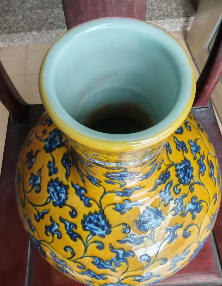黄地青花缠枝莲纹天球瓶