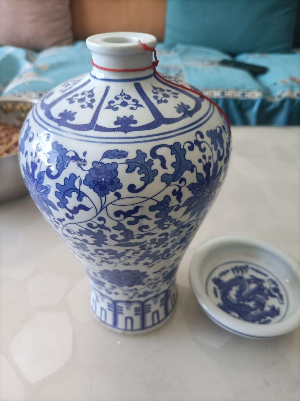 青花缠枝花卉纹梅瓶