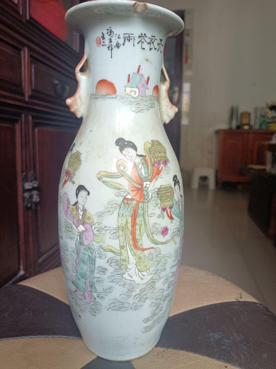 浅绛彩天女散花图双耳瓶