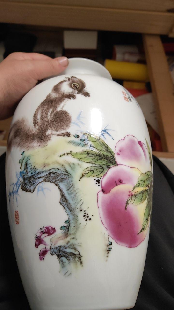 粉彩抱月瓶