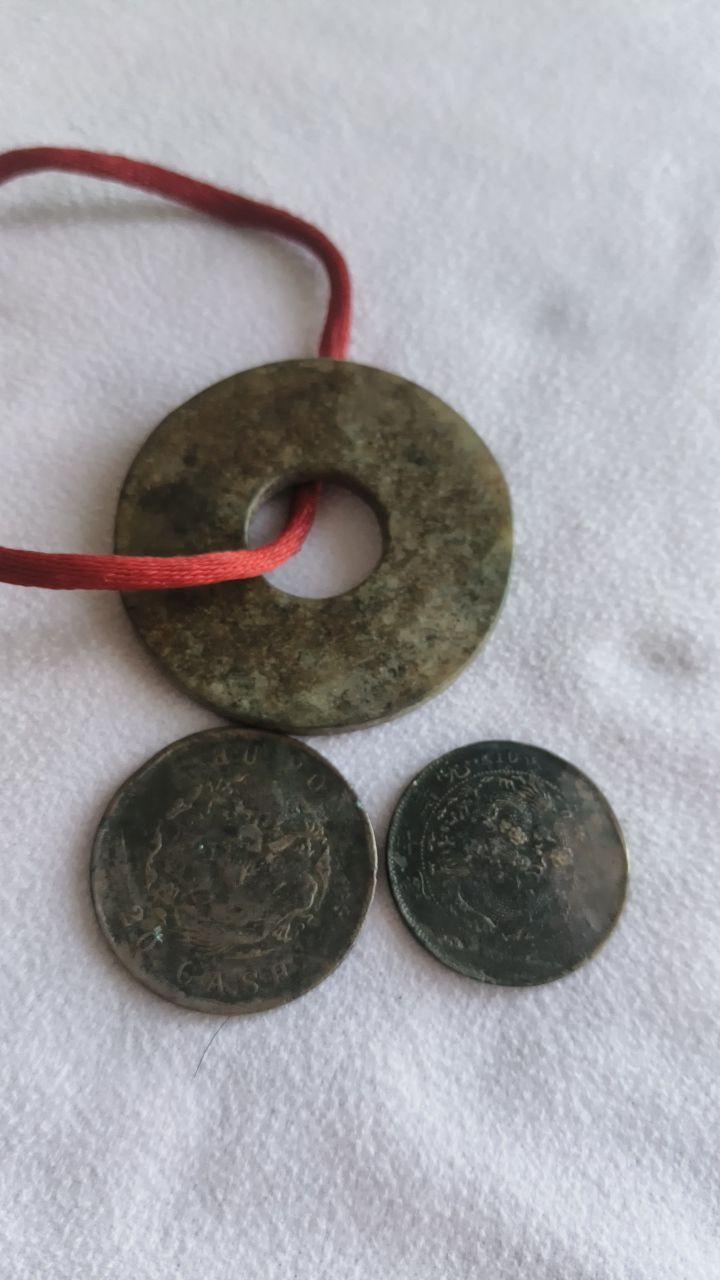 一枚古玉璧与两枚清代机制铜元组合
