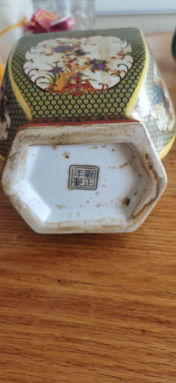 粉彩六方花瓶