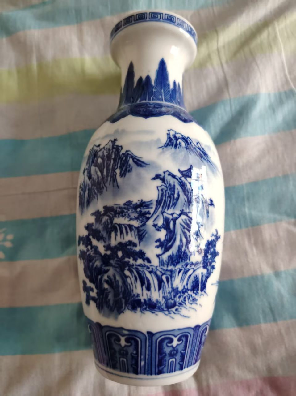 青花山水纹赏瓶