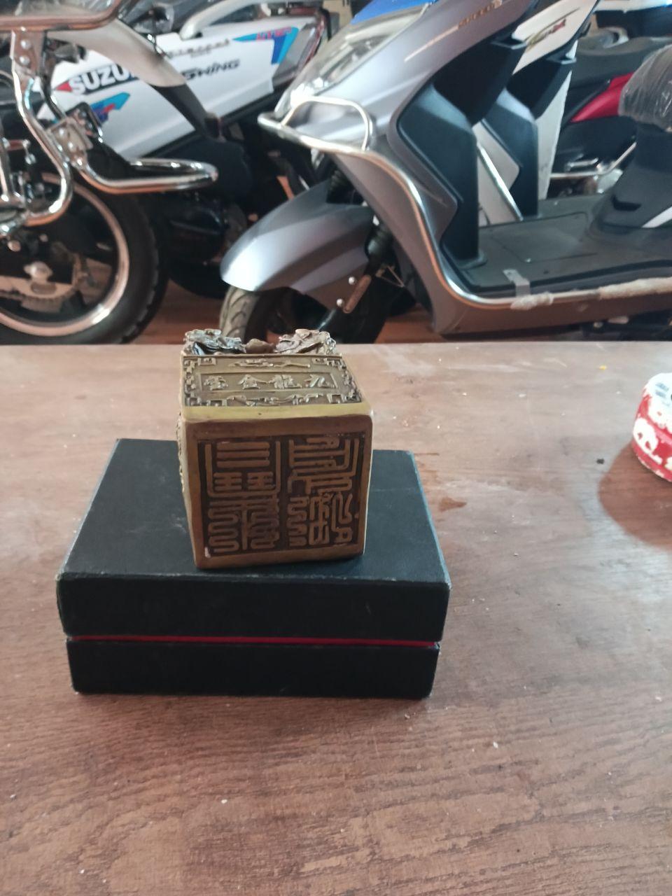 铜制九龙金玺