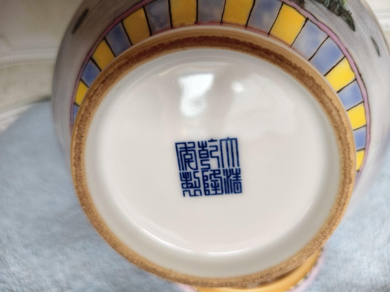 乾隆年制珐琅彩山水楼阁纹荸荠瓶