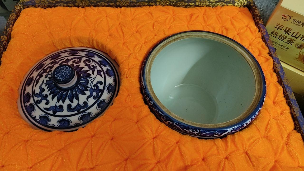 青花缠枝花卉纹盖罐藏品