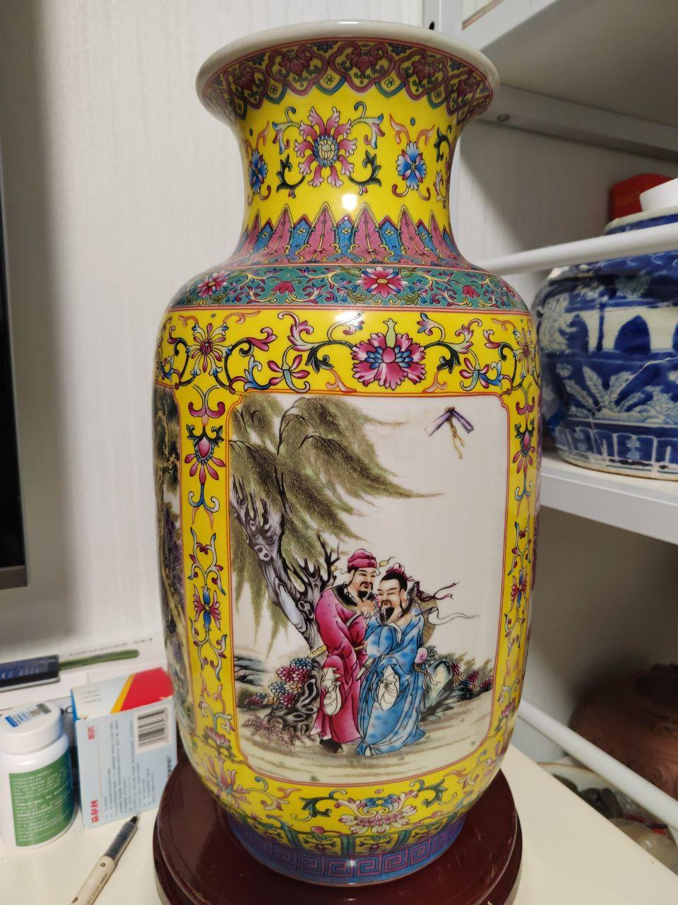 粉彩人物纹描金开光花卉瓶