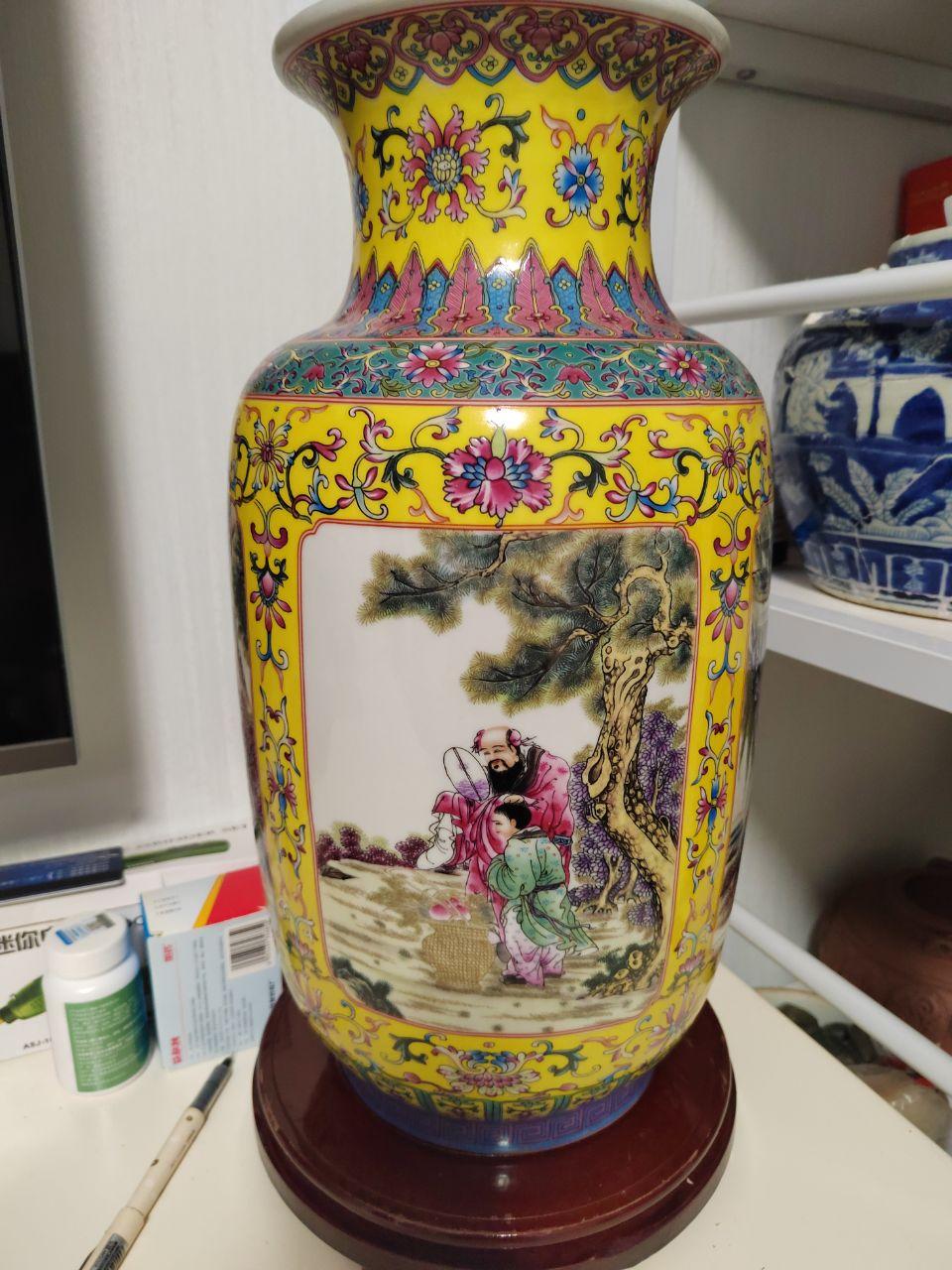 粉彩人物纹描金开光花卉瓶