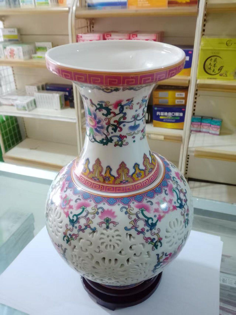 粉彩镂空缠枝花卉纹赏瓶