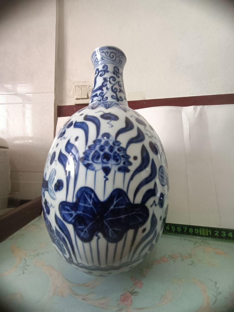 青花缠枝莲鱼纹盘口瓶