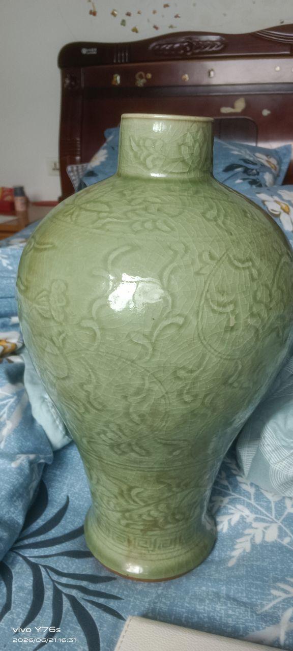 青釉刻花缠枝纹梅瓶