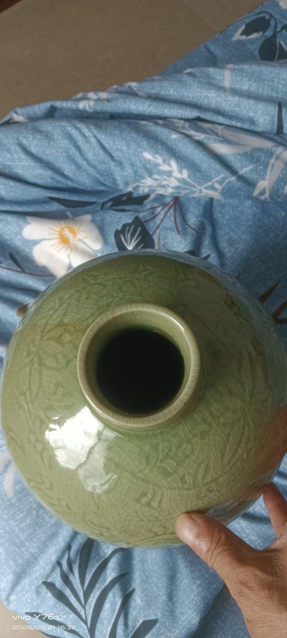 青釉刻花缠枝纹梅瓶