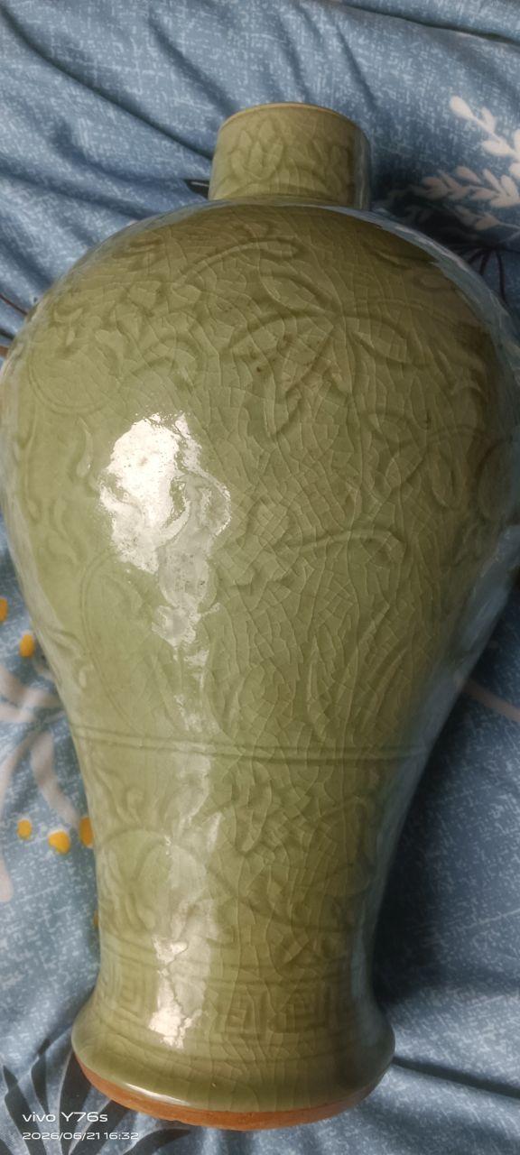 青釉刻花缠枝纹梅瓶