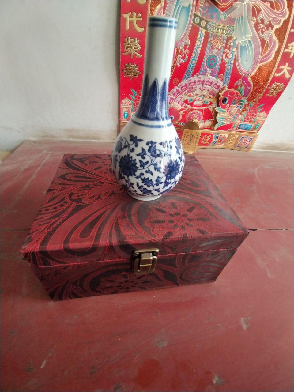 青花缠枝花卉纹胆瓶