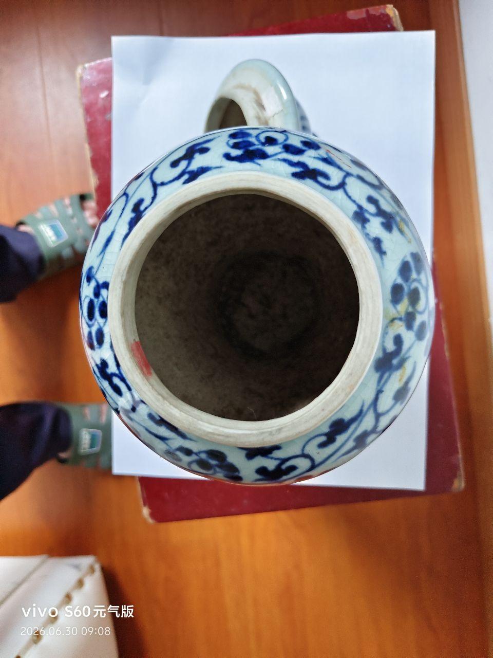 青花缠枝花卉纹盖罐